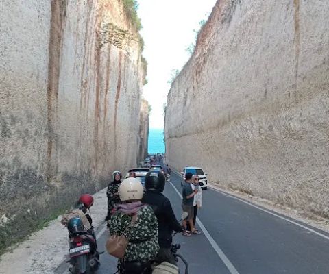 Tanah Barak Cliff
