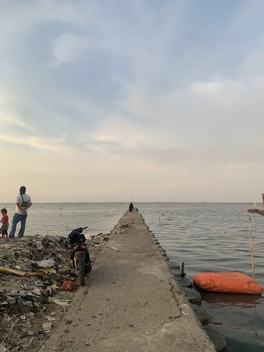 Lapangan Pesisir Kota Cirebon 6