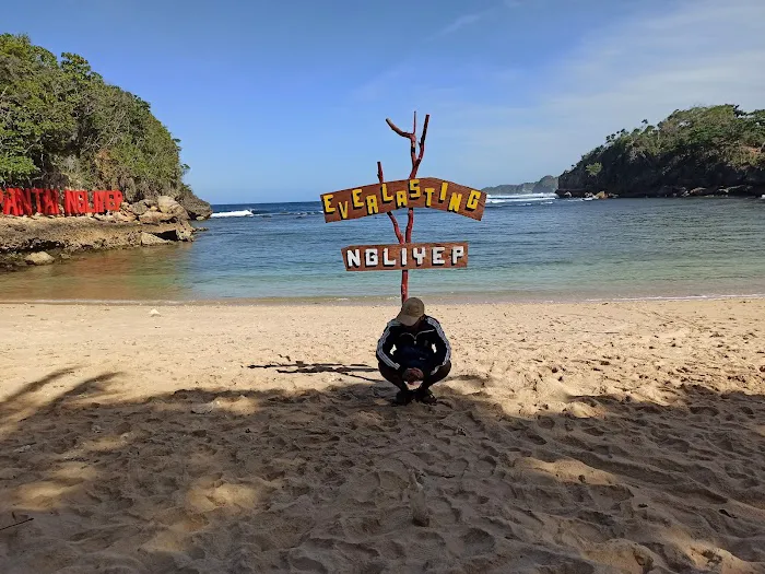 Pendopo Pantai Ngliyep 1
