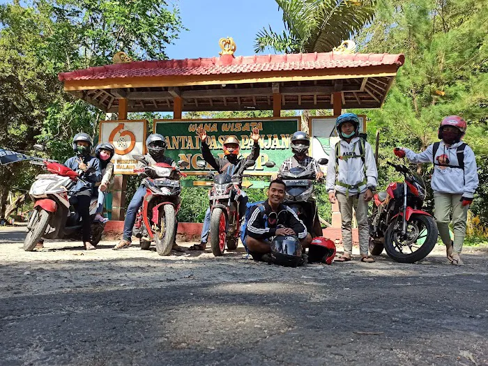 Pendopo Pantai Ngliyep 3