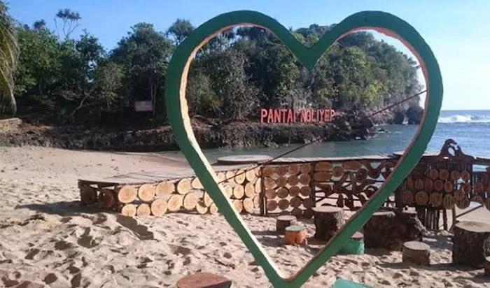Pendopo Pantai Ngliyep 7