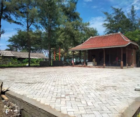 Balai Sekretariat Pantai Jolosutro