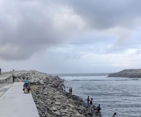 Parkiran Pemecah Gelombang Pantai Glagah